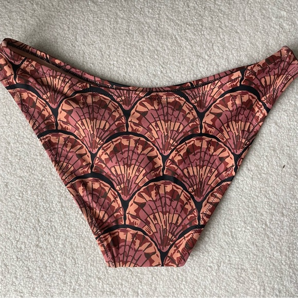 Madewell Second Wave Curved-Waist Bikini Bottom in Painted Seashells - Picture 6 of 8